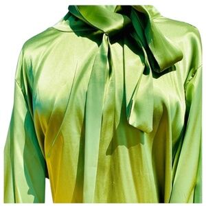 🛑 SOLD ‼️ BEAUTIFUL CELERY GREEN SATIN BLOUSE